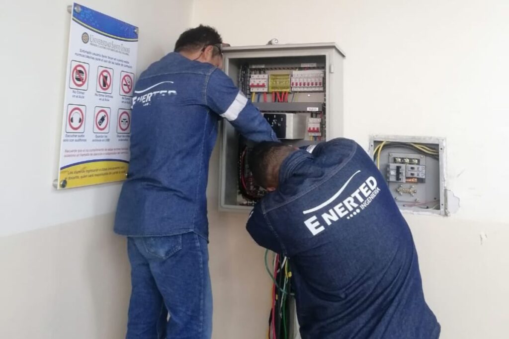 conexión eléctrica industrial