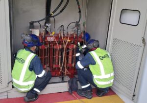Técnicos de ENERTED realizando mantenimiento preventivo a transformador en subestación eléctrica industrial en Colombia