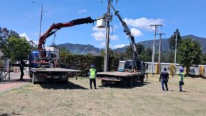 Equipo técnico de ENERTED realizando cambio de transformador 45kVA con grúas hidráulicas en Bogotá