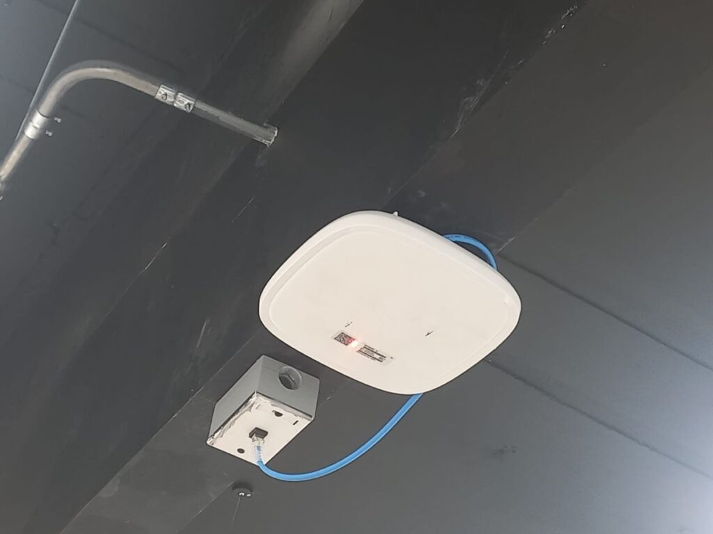 Punto de acceso de red instalado para infraestructura de comunicaciones.
