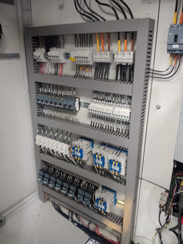 Revisión técnica de tablero eléctrico industrial durante proyecto en Prysmian Group.