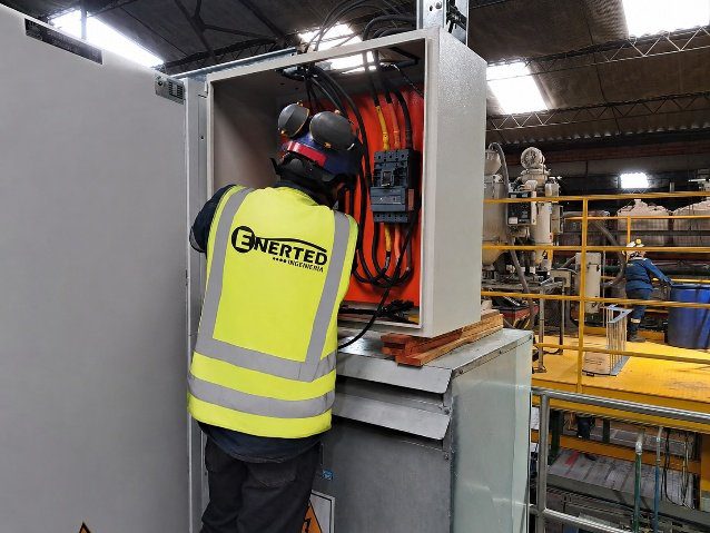 Revisión técnica de tablero eléctrico industrial durante proyecto en Prysmian Group.