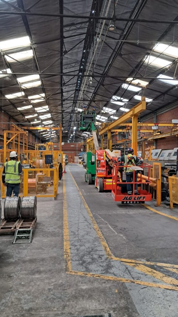 Instalación eléctrica en altura para infraestructura de potencia e iluminación industrial.