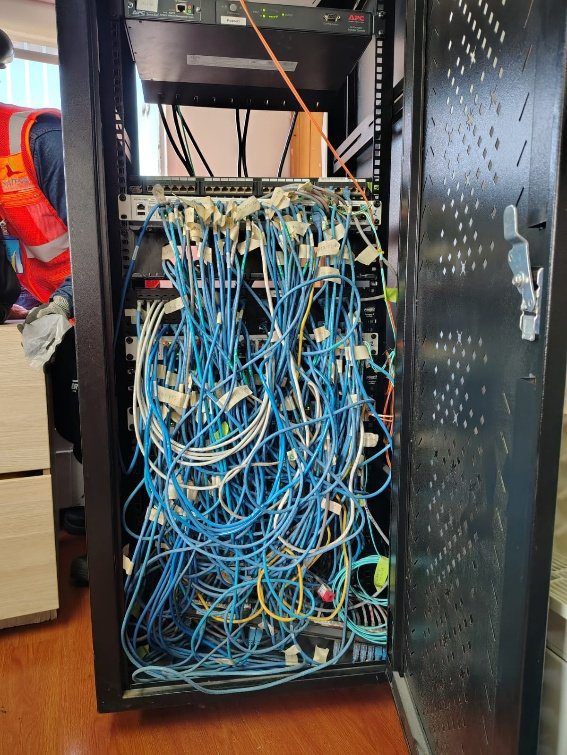 Organización y marcación de puntos de red categoría 6A en infraestructura de comunicaciones.