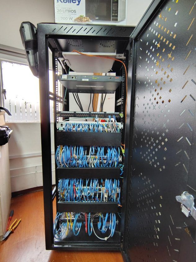 Revisión técnica de patch panels y cableado estructurado en rack de telecomunicaciones.