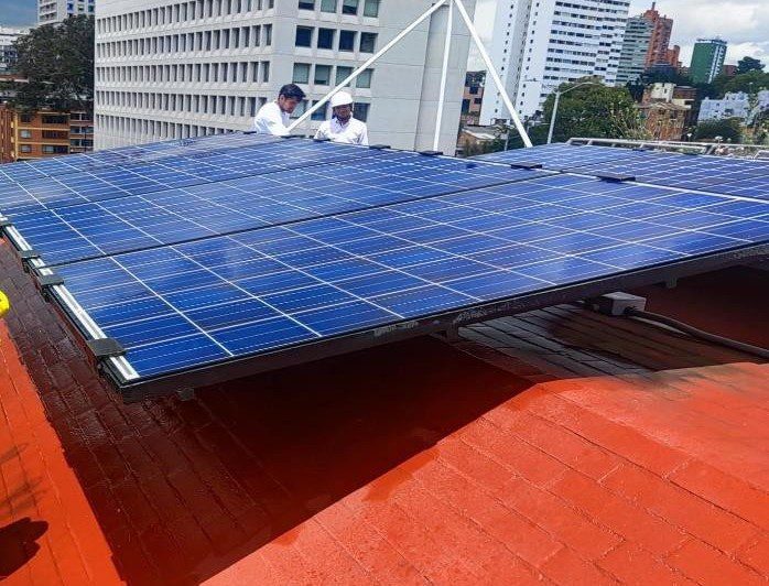 Vista general del sistema solar fotovoltaico de la Universidad Jorge Tadeo Lozano.