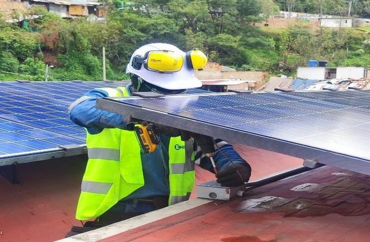 Inspección técnica de estructura y conexiones en panel solar fotovoltaico.