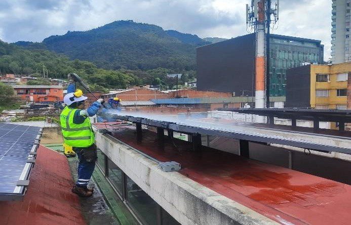 Limpieza preventiva de paneles solares para mejorar la eficiencia del sistema fotovoltaico.