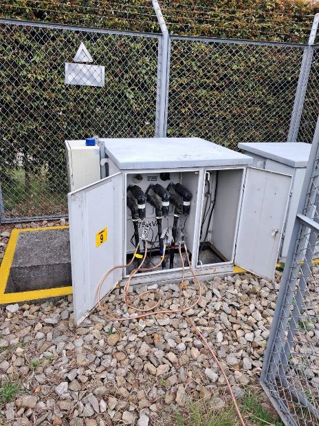 Gabinete eléctrico exterior inspeccionado en proyecto de la Universidad Militar Nueva Granada