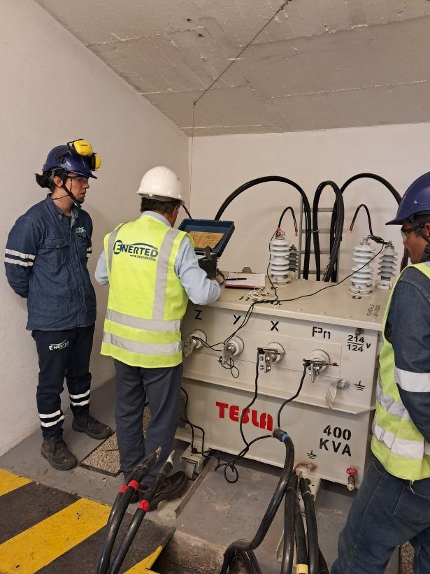 Equipo técnico de ENERTED realizando revisión y medición de sistema eléctrico de potencia.