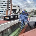Operarios instalando un campo de paneles solares en cubierta