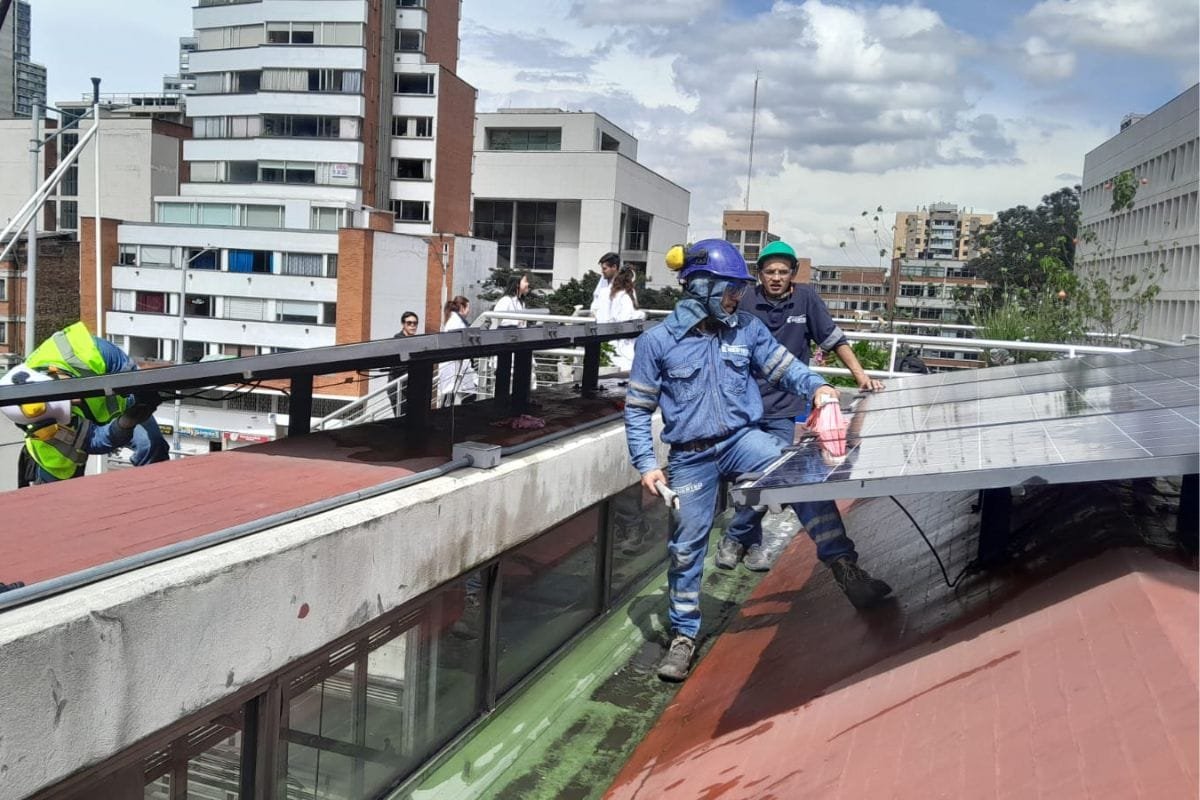 Operarios instalando un campo de paneles solares en cubierta