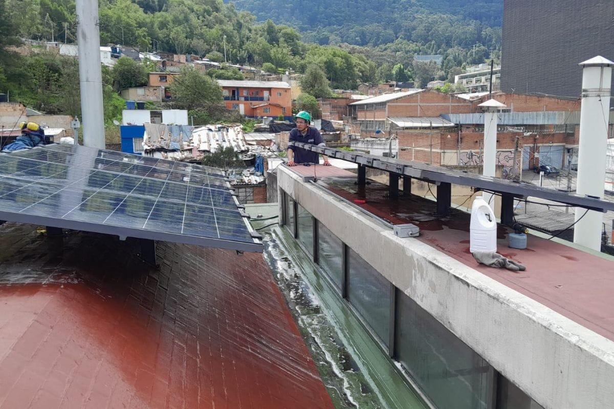 Hilera de paneles solares instalados sobre una cubierta urbana