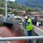 Operarios ajustando paneles solares sobre la cubierta de un edificio