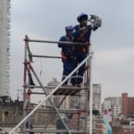 Operario armando la estructura de soporte de paneles solares en altura