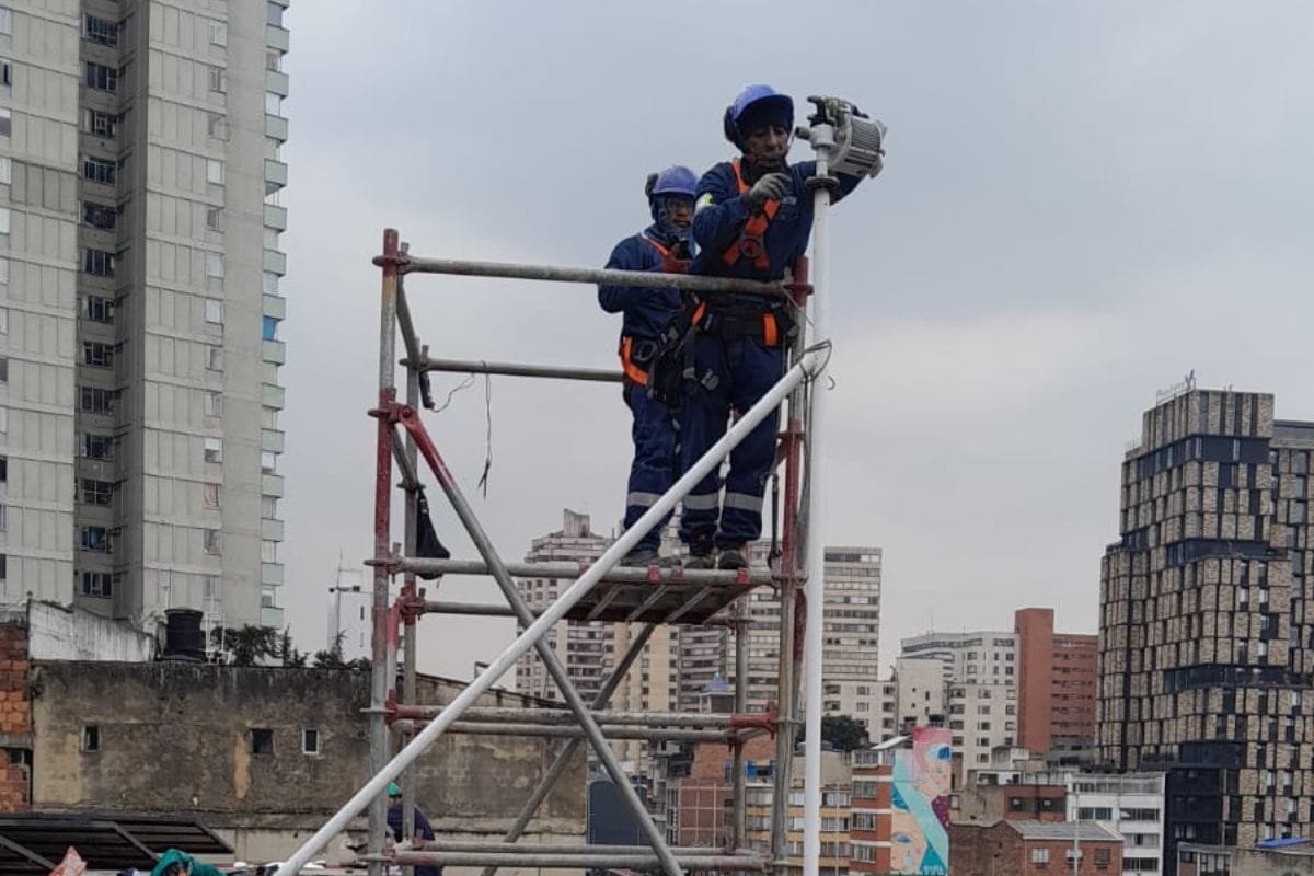 Operario armando la estructura de soporte de paneles solares en altura