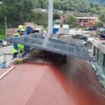 Operarios trabajando sobre una cubierta con paneles solares instalados