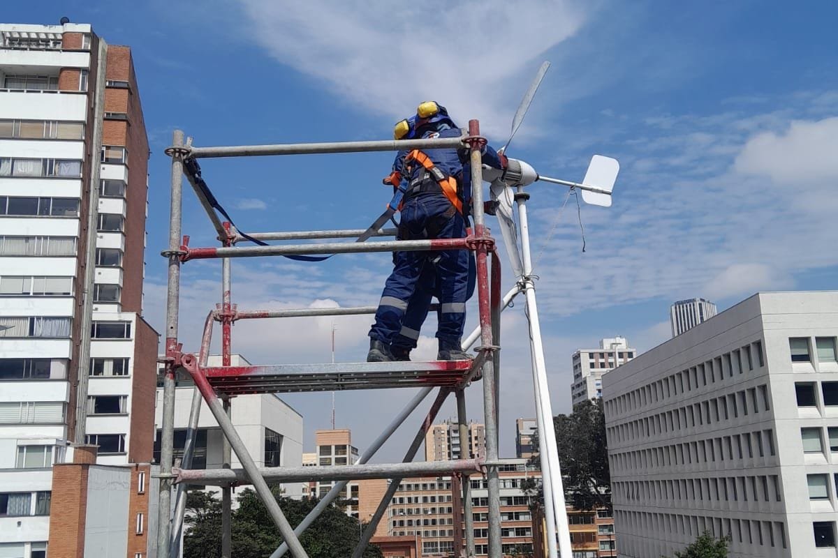 Operario montando estructura metálica en altura sobre andamio