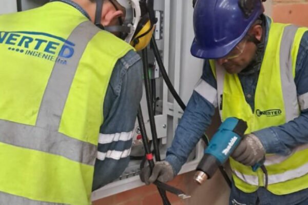 Técnicos de Enerted interviniendo un tablero eléctrico en obra