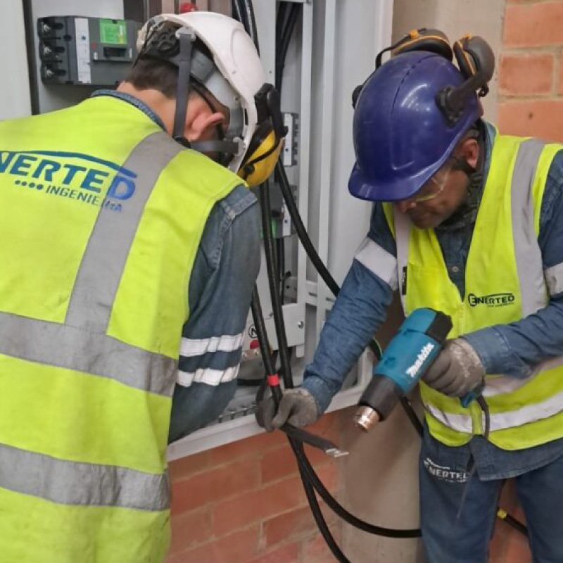 Técnicos de Enerted interviniendo un tablero eléctrico en obra