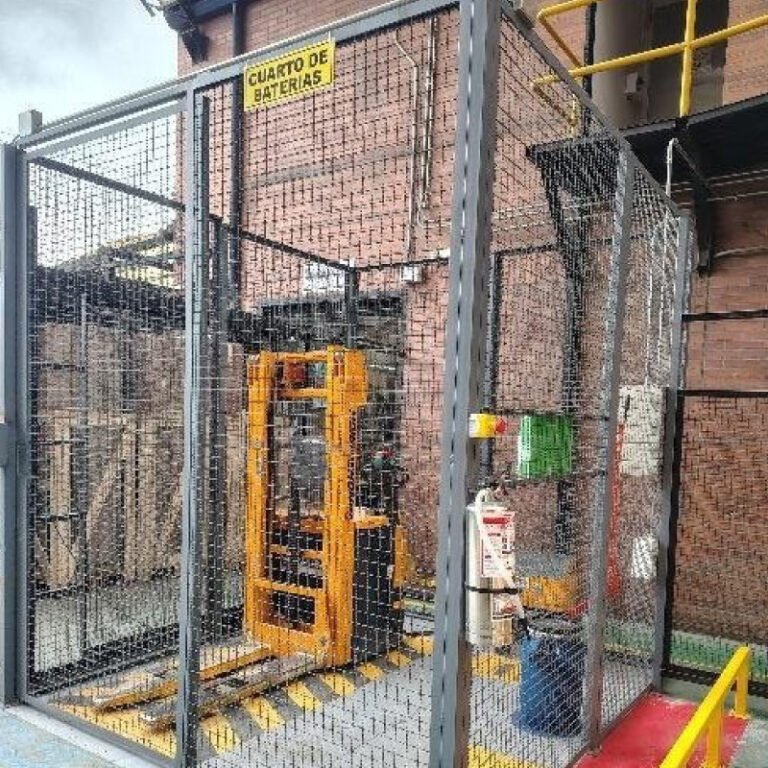 Cuarto de tableros eléctricos señalizado dentro de una planta industrial
