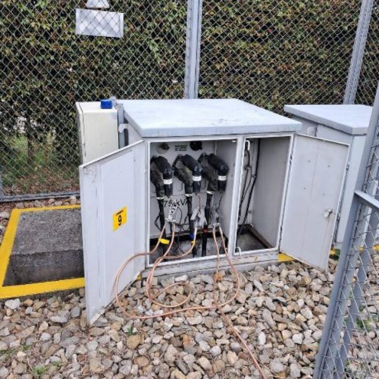 Subestación eléctrica tipo pedestal abierta para inspección
