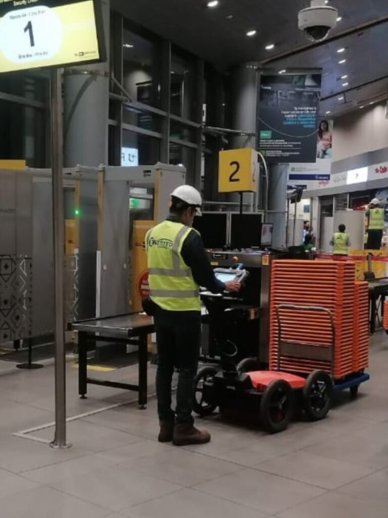 Técnico de Enerted trabajando en una terminal aeroportuaria