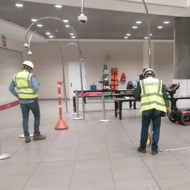Equipo de Enerted en las instalaciones de un cliente