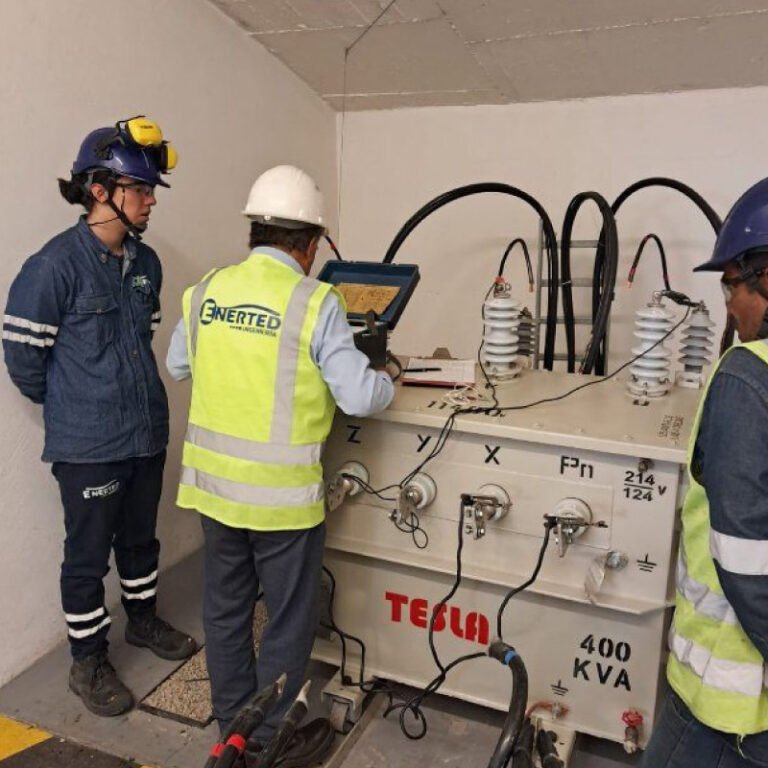 Técnicos realizando pruebas eléctricas con equipo de 400 kVA