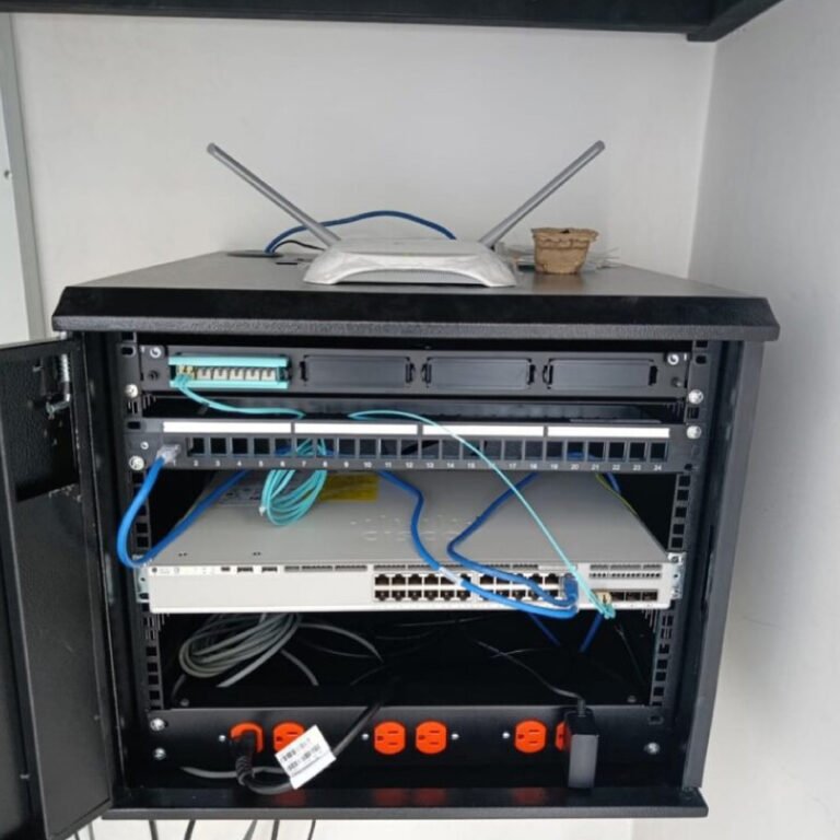 Rack de comunicaciones con switch y patch cords organizados