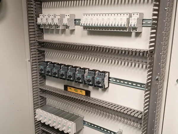 Tablero de control con relés, borneras y canaletas de cableado ordenadas