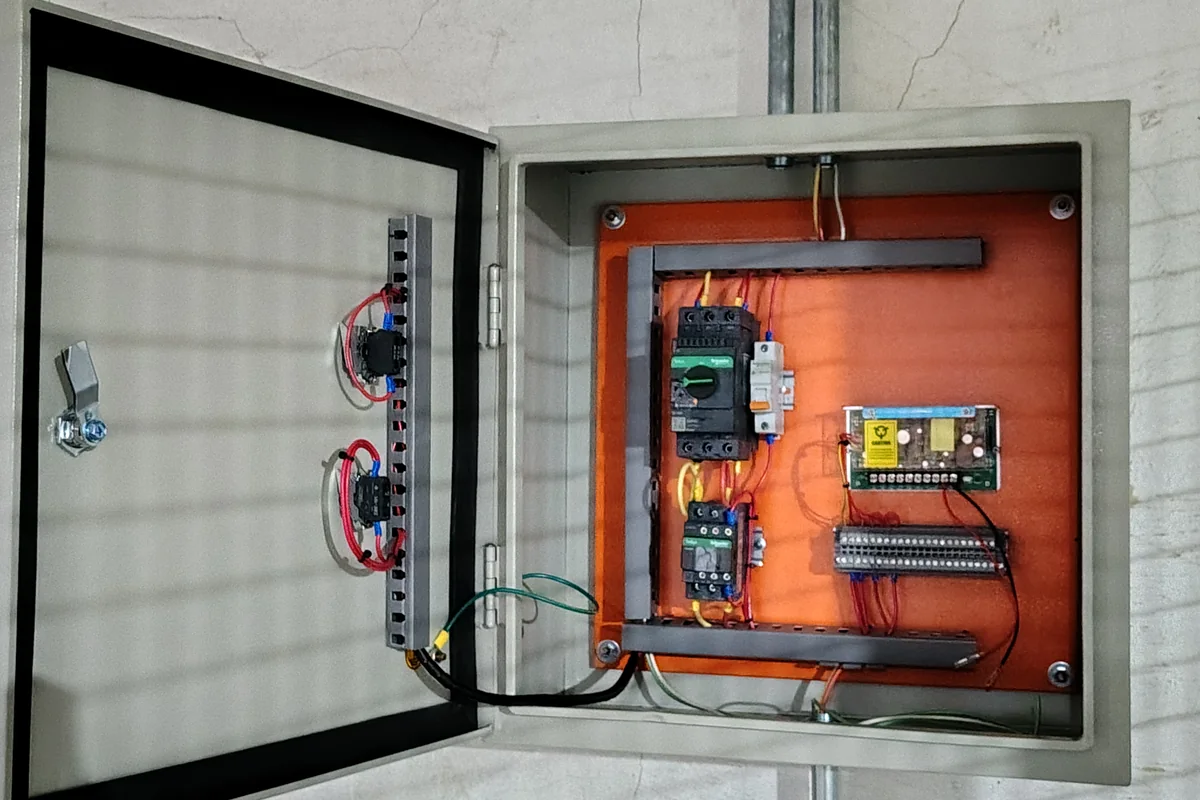 Tablero de automatización montado por Enerted, con PLC y protecciones