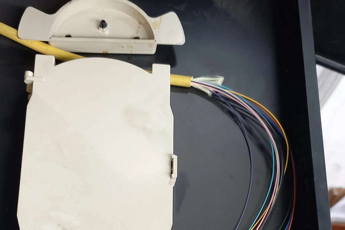 Bandeja de fibra óptica instalada por Enerted con los hilos organizados