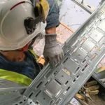 Técnico de Enerted montando bandeja portacables en altura