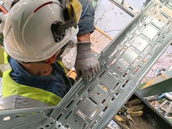 Técnico de Enerted montando bandeja portacables en altura