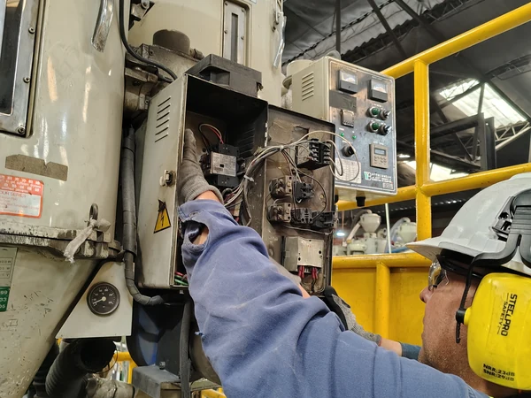 Técnicos de Enerted interviniendo un equipo eléctrico en planta