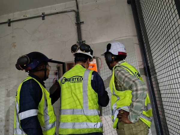 Equipo de técnicos de Enerted revisando una instalación industrial