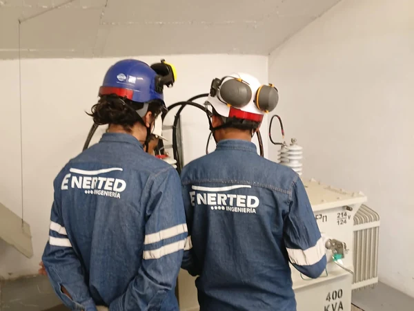 Dos técnicos de Enerted trabajando en una subestación de media tensión