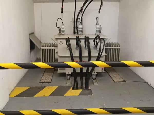 Transformador de potencia instalado en su cuarto técnico señalizado