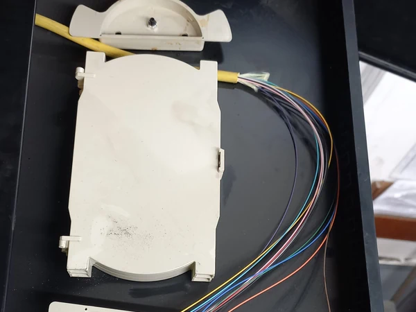 Bandeja de fibra óptica con los hilos de colores organizados