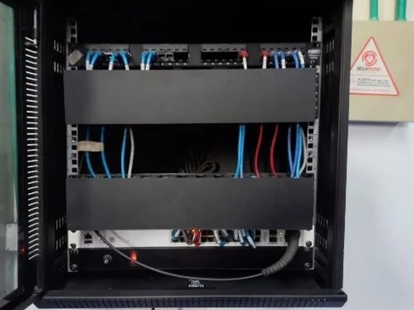 Rack de comunicaciones con el cableado organizado y a la vista