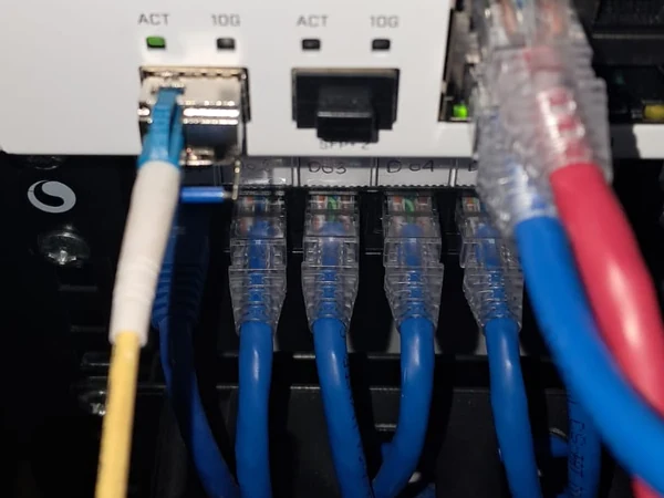 Switch de red con patch cords conectados en sus puertos
