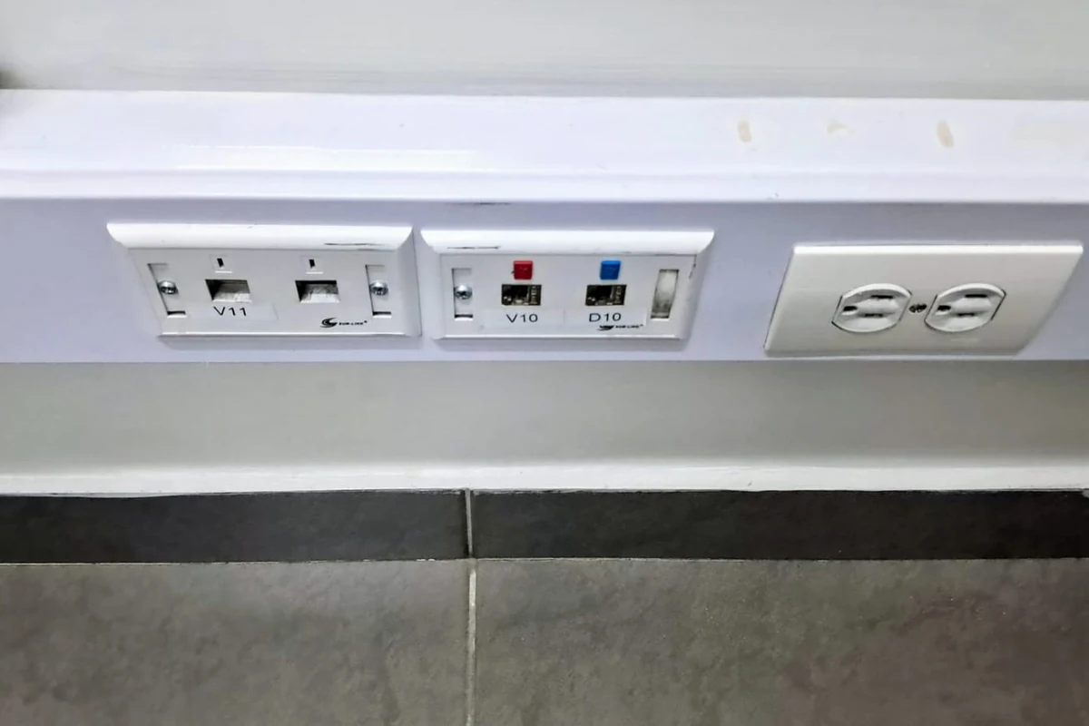 Puntos de datos y tomas instalados sobre canaleta en una oficina