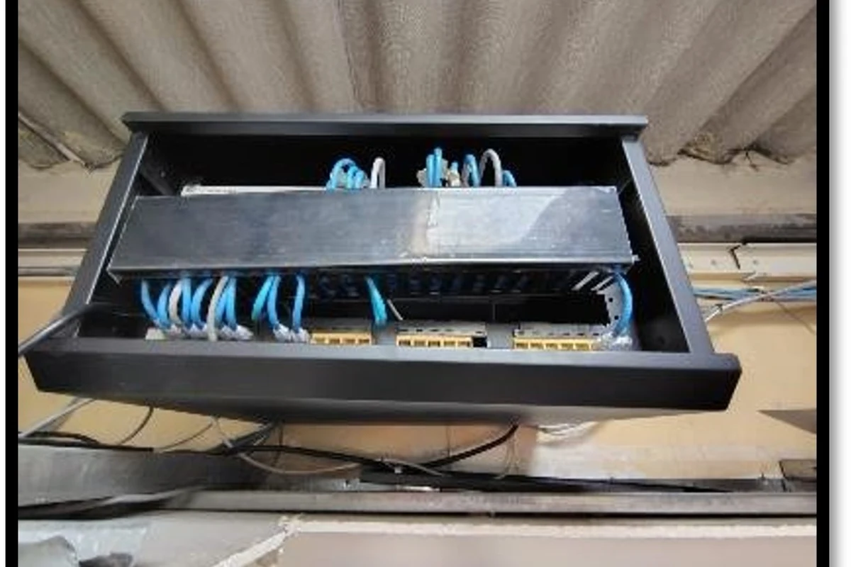 El mismo rack después del mantenimiento de Enerted, con el cableado ordenado en la bandeja