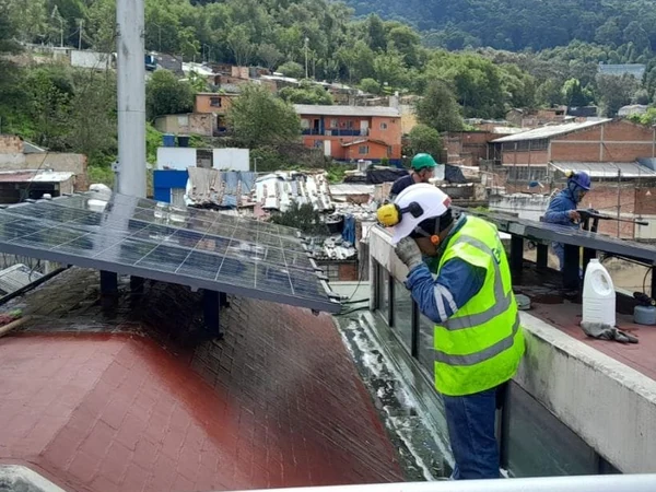 Técnico de Enerted revisando un panel solar instalado en cubierta