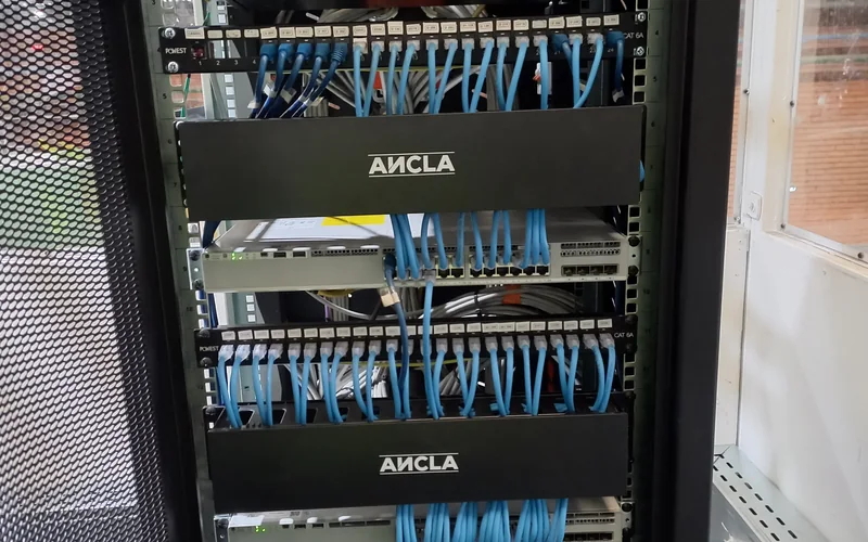 Rack de comunicaciones diseñado y organizado por Enerted, con patch panels y switches