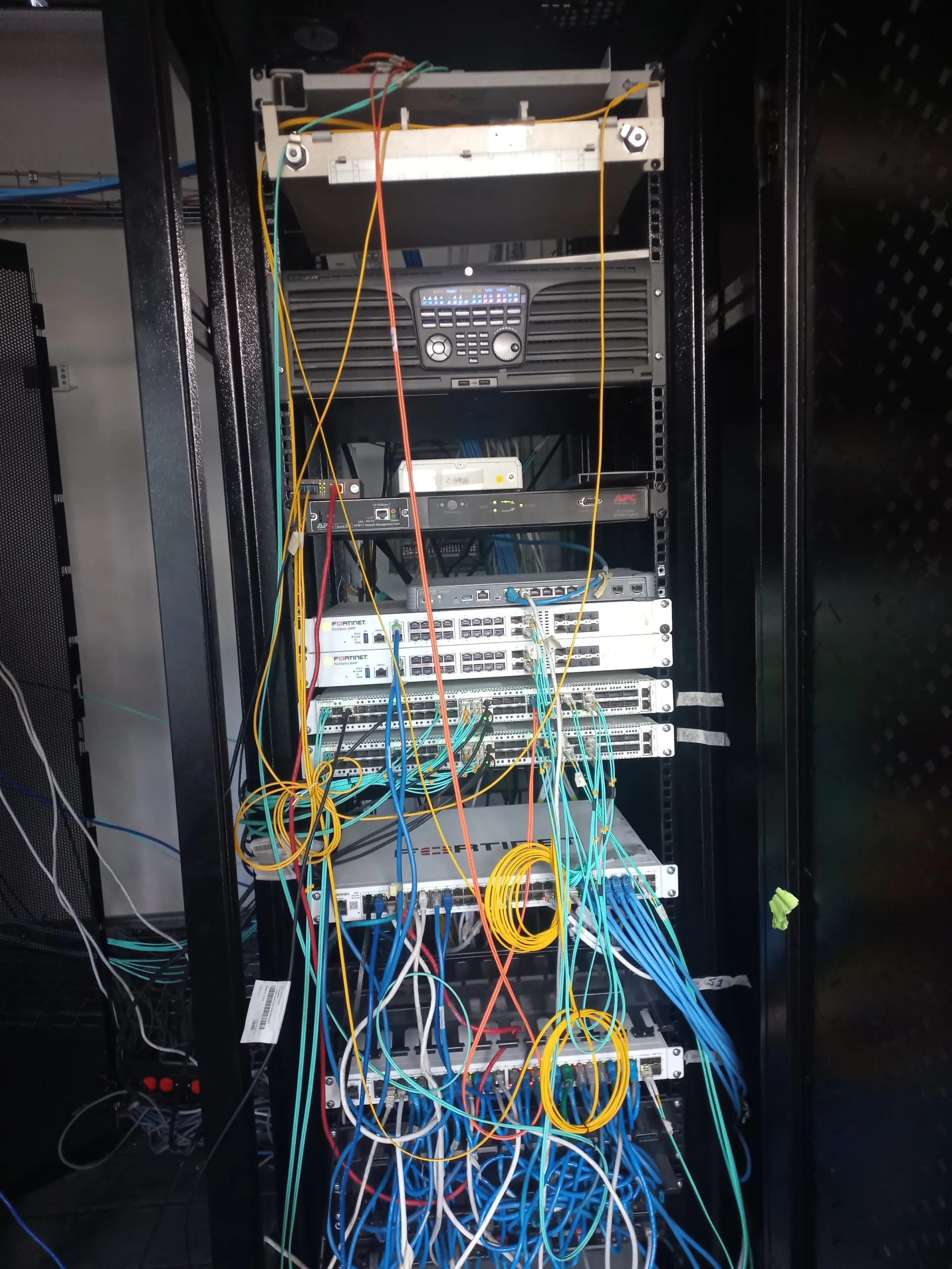 Rack de comunicaciones antes del mantenimiento de racks