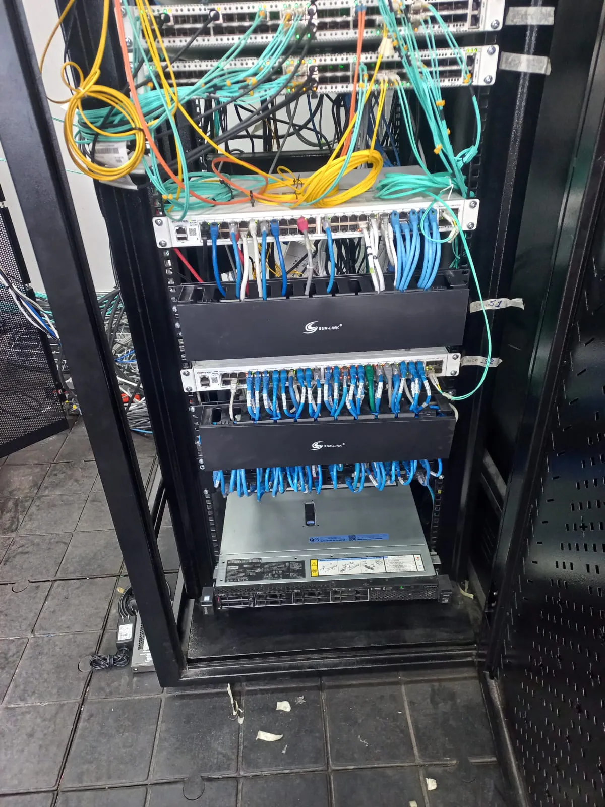 Rack de comunicaciones después del mantenimiento de racks
